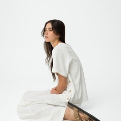 Blusa Blanca Fluida con Aplicación de Botones, Aethos - Imagen 1