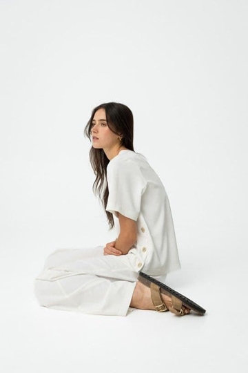 Blusa Blanca Fluida con Aplicación de Botones, Aethos - Imagen 1