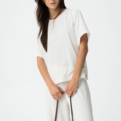 Blusa Blanca Fluida con Aplicación de Botones, Aethos - Imagen 2