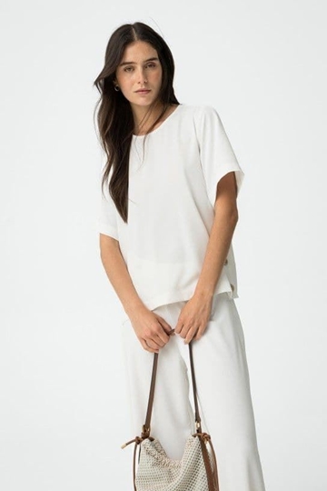 Blusa Blanca Fluida con Aplicación de Botones, Aethos - Imagen 2