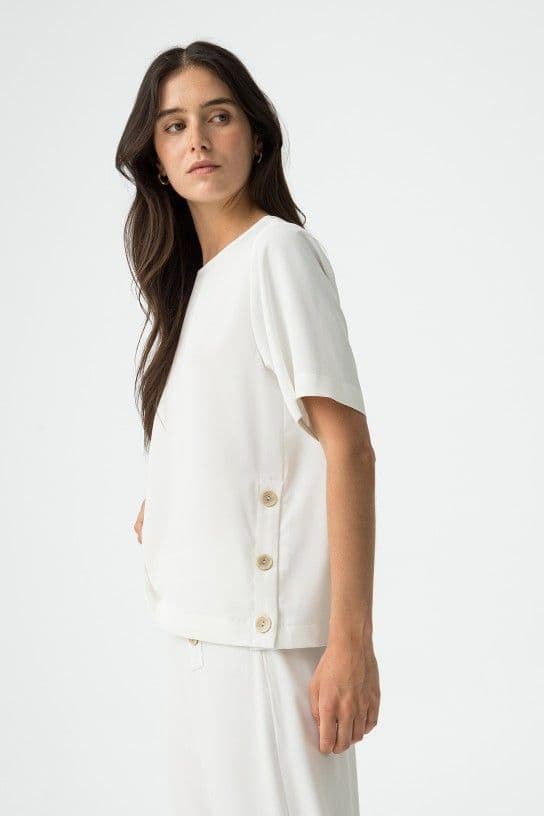 Blusa Blanca Fluida con Aplicación de Botones, Aethos - Imagen 3