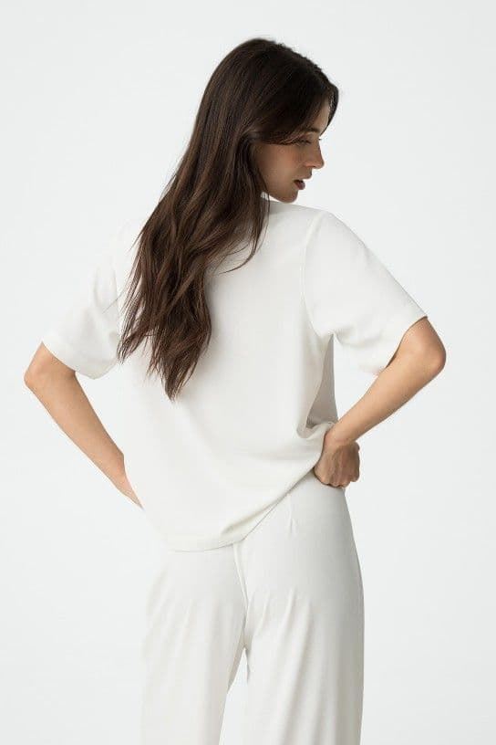 Blusa Blanca Fluida con Aplicación de Botones, Aethos - Imagen 4