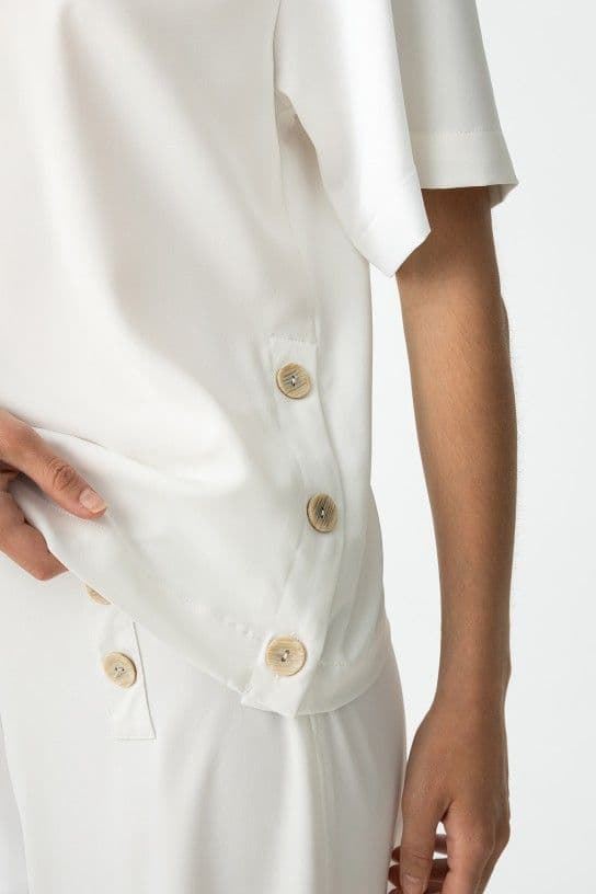Blusa Blanca Fluida con Aplicación de Botones, Aethos - Imagen 5