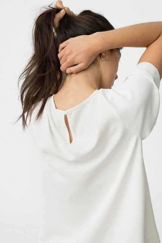 Blusa Blanca Fluida con Aplicación de Botones, Aethos - Imagen 6