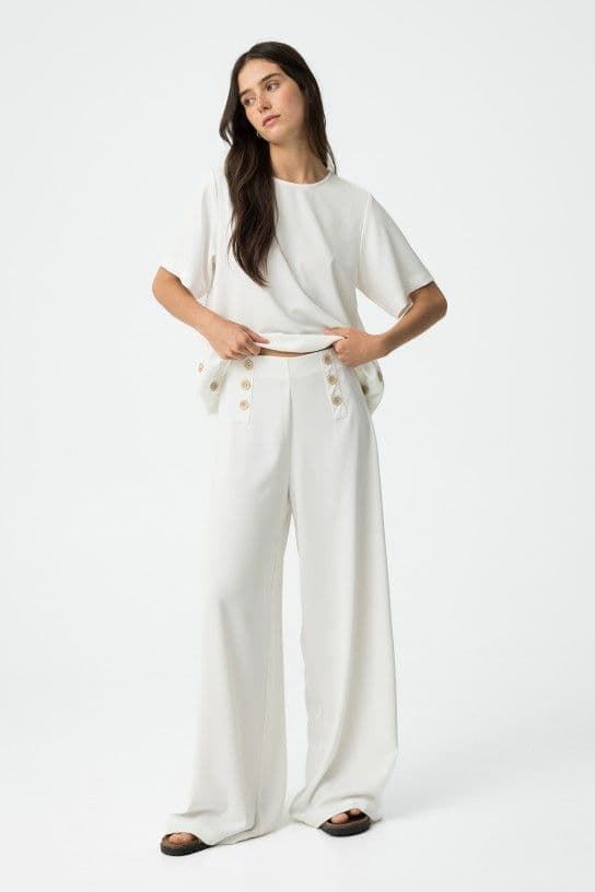 Blusa Blanca Fluida con Aplicación de Botones, Aethos - Imagen 8