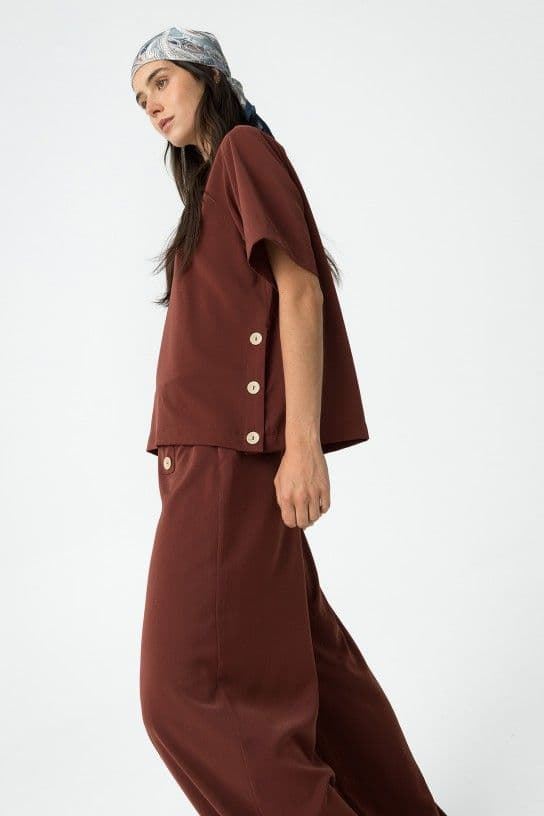 Blusa fluida granate, Aethos - Imagen 3