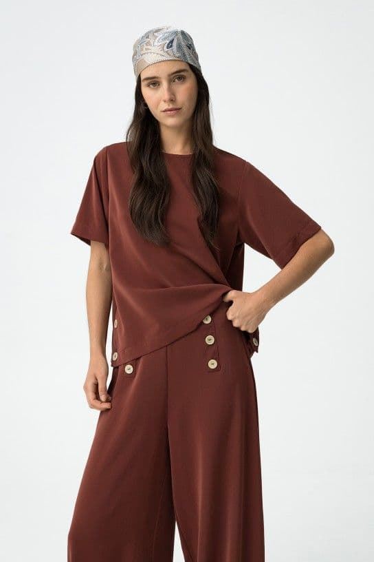 Blusa fluida granate, Aethos - Imagen 4