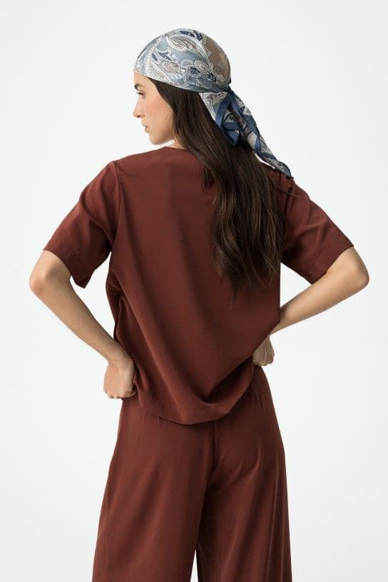 Blusa fluida granate, Aethos - Imagen 6