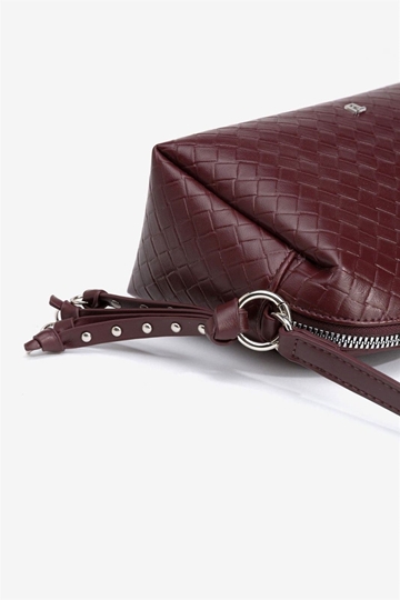 Bolso bandolera efecto piel tejida granate, Amaya - Imagen 2