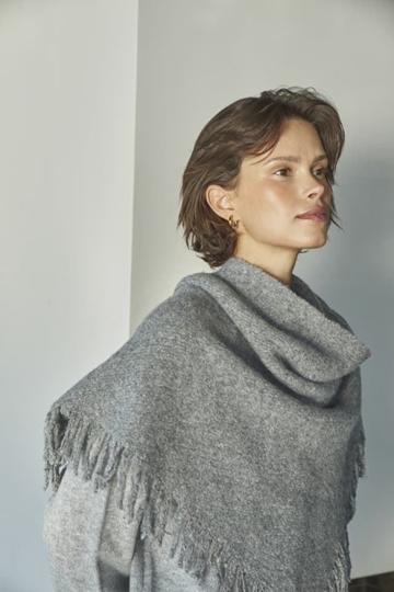 Bufanda triangular gris con lentejuelas - Imagen 1