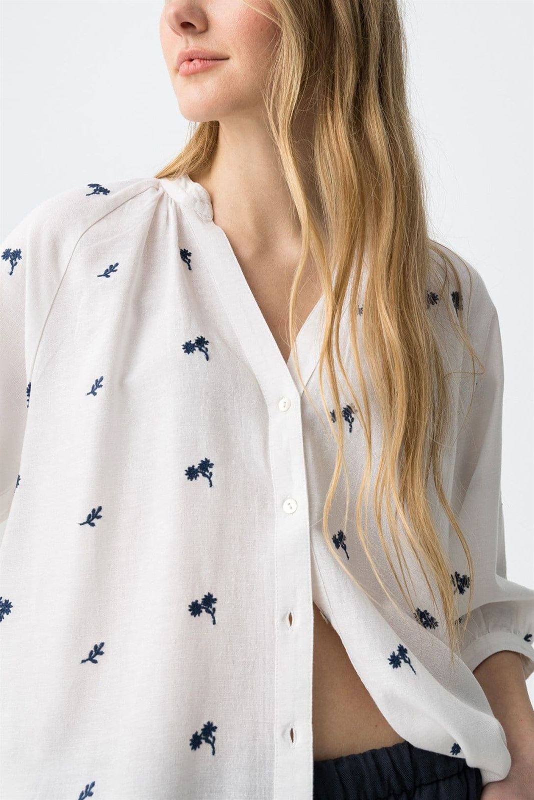 Camisa blanca bordado azul, Edesta - Imagen 5