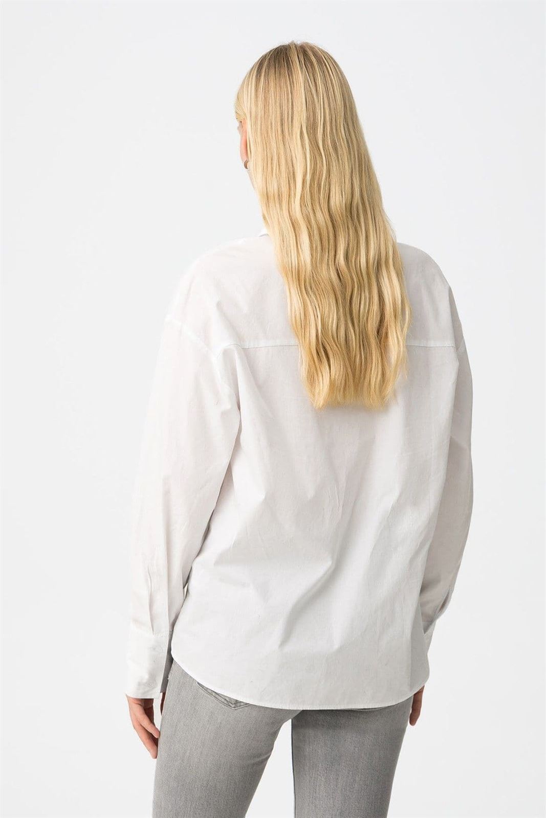 Camisa blanca, Castro - Imagen 3