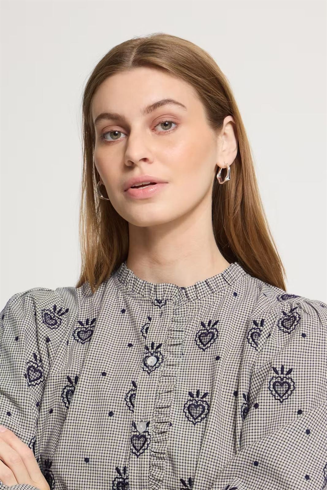 Camisa Eloza de cuadros vichy con corazones bordados Ichi - crudo y azul marino - Imagen 2