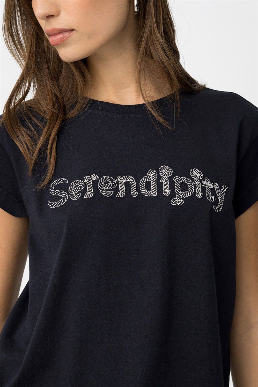 Camiseta azul marino "serendipity" bordado, Hillary - Imagen 2