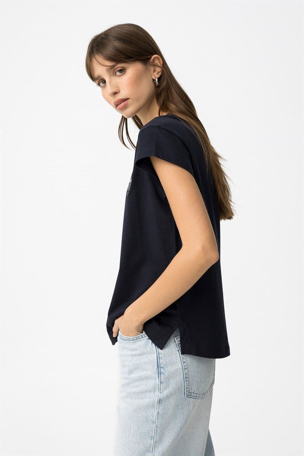 Camiseta azul marino "serendipity" bordado, Hillary - Imagen 3