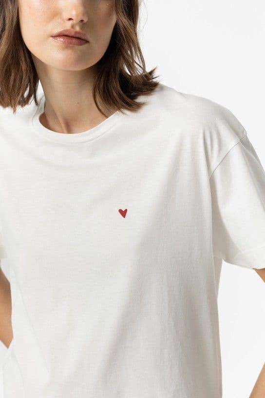 Camiseta blanca corazón bordado, Cupido - Imagen 3