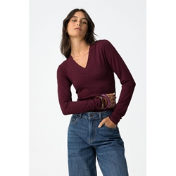 Camiseta Burdeos cuello pico, Brenna - Imagen 1