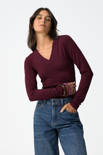 Camiseta Burdeos cuello pico, Brenna - Imagen 1