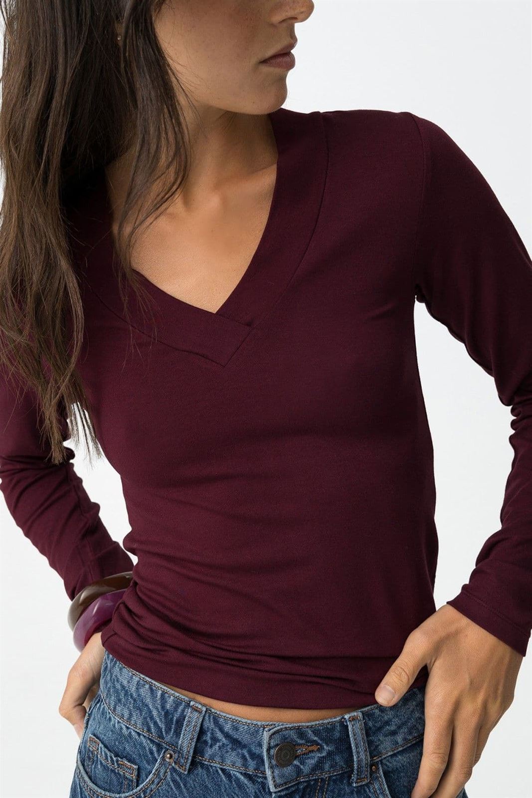 Camiseta Burdeos cuello pico, Brenna - Imagen 5