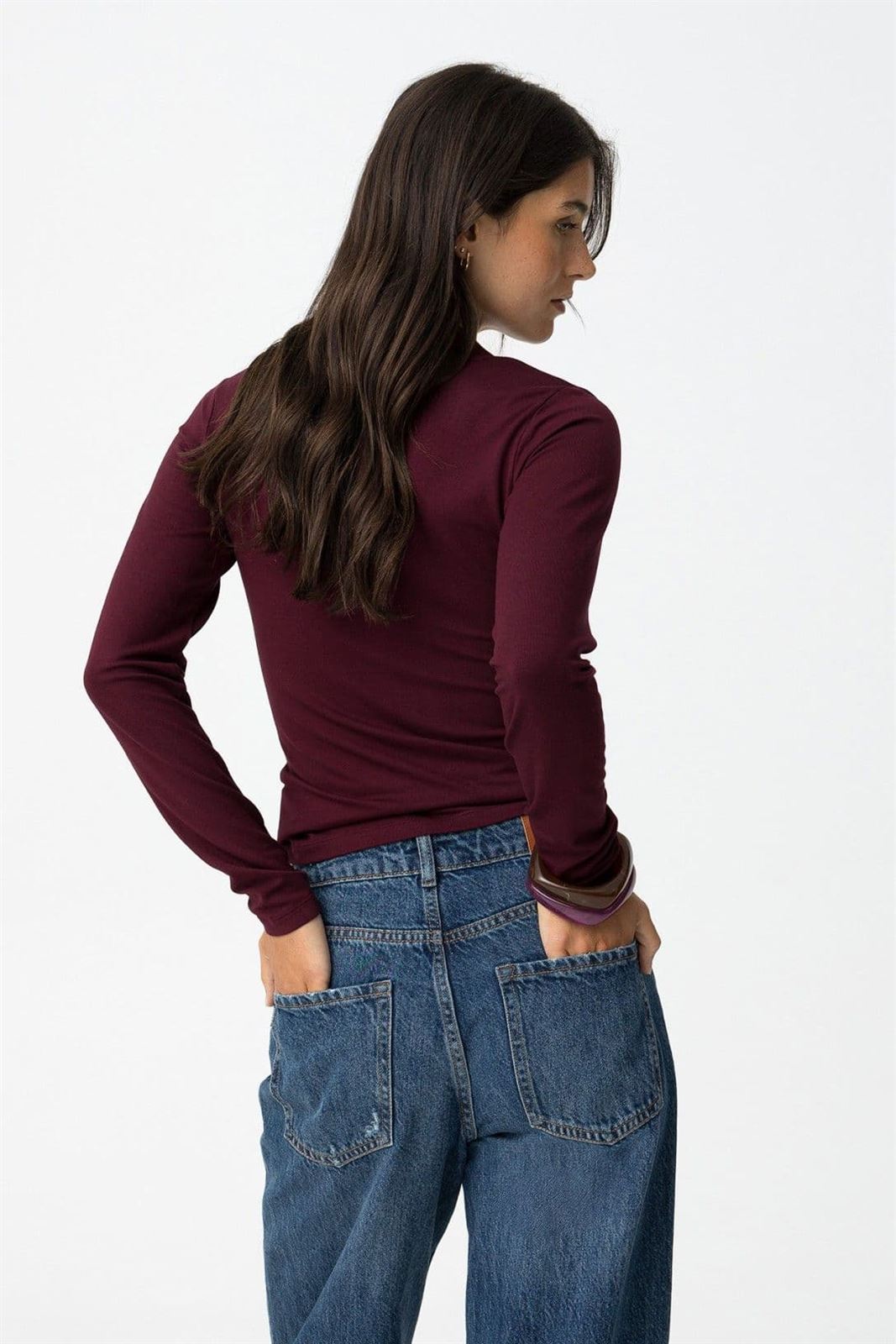 Camiseta Burdeos cuello pico, Brenna - Imagen 6