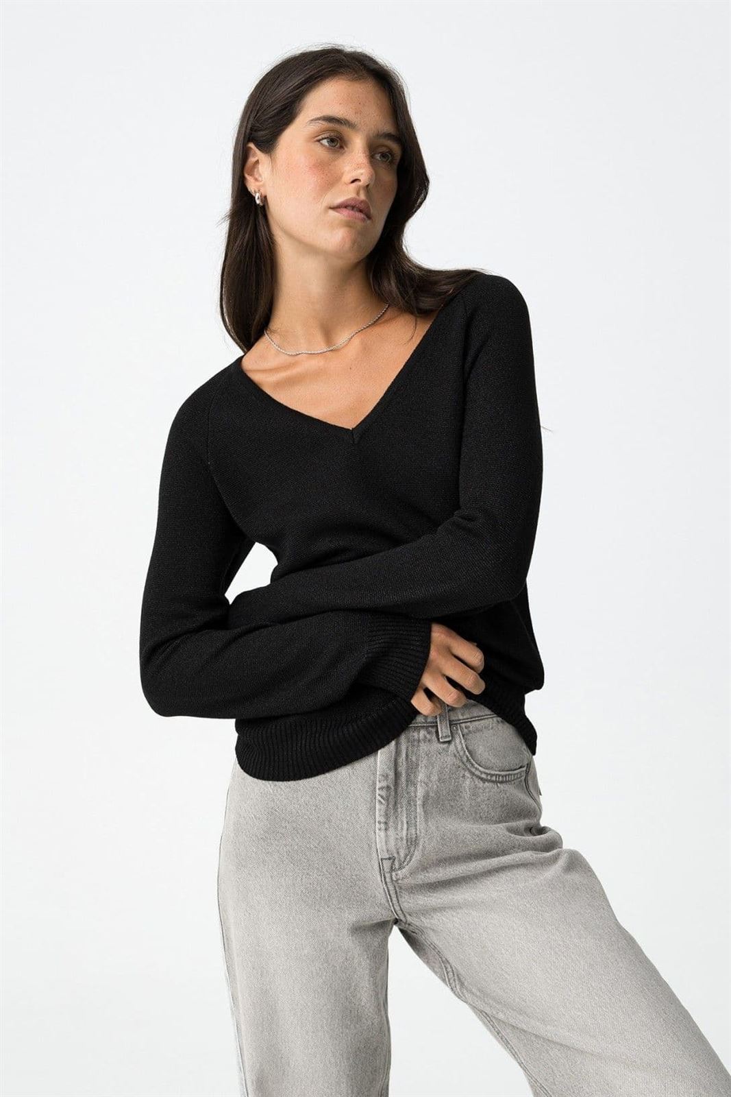 Camiseta Negro cuello pico, Brenna - Imagen 1