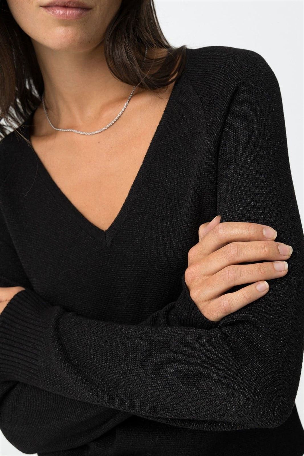 Camiseta Negro cuello pico, Brenna - Imagen 2