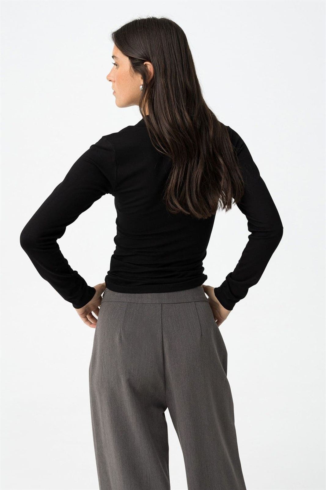 Camiseta Negro cuello pico, Brenna - Imagen 5