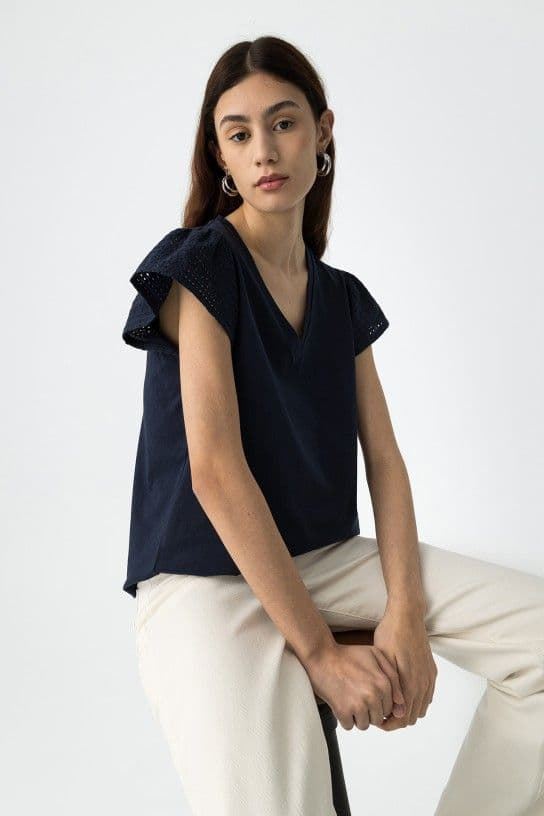 Camiseta pico azul marino con Mangas en Bordado Inglés, Graciosa - Imagen 1