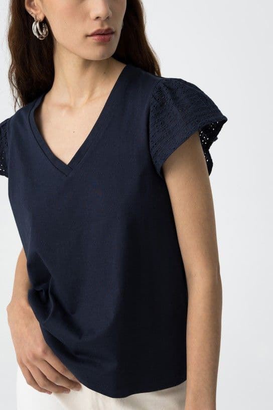 Camiseta pico azul marino con Mangas en Bordado Inglés, Graciosa - Imagen 3