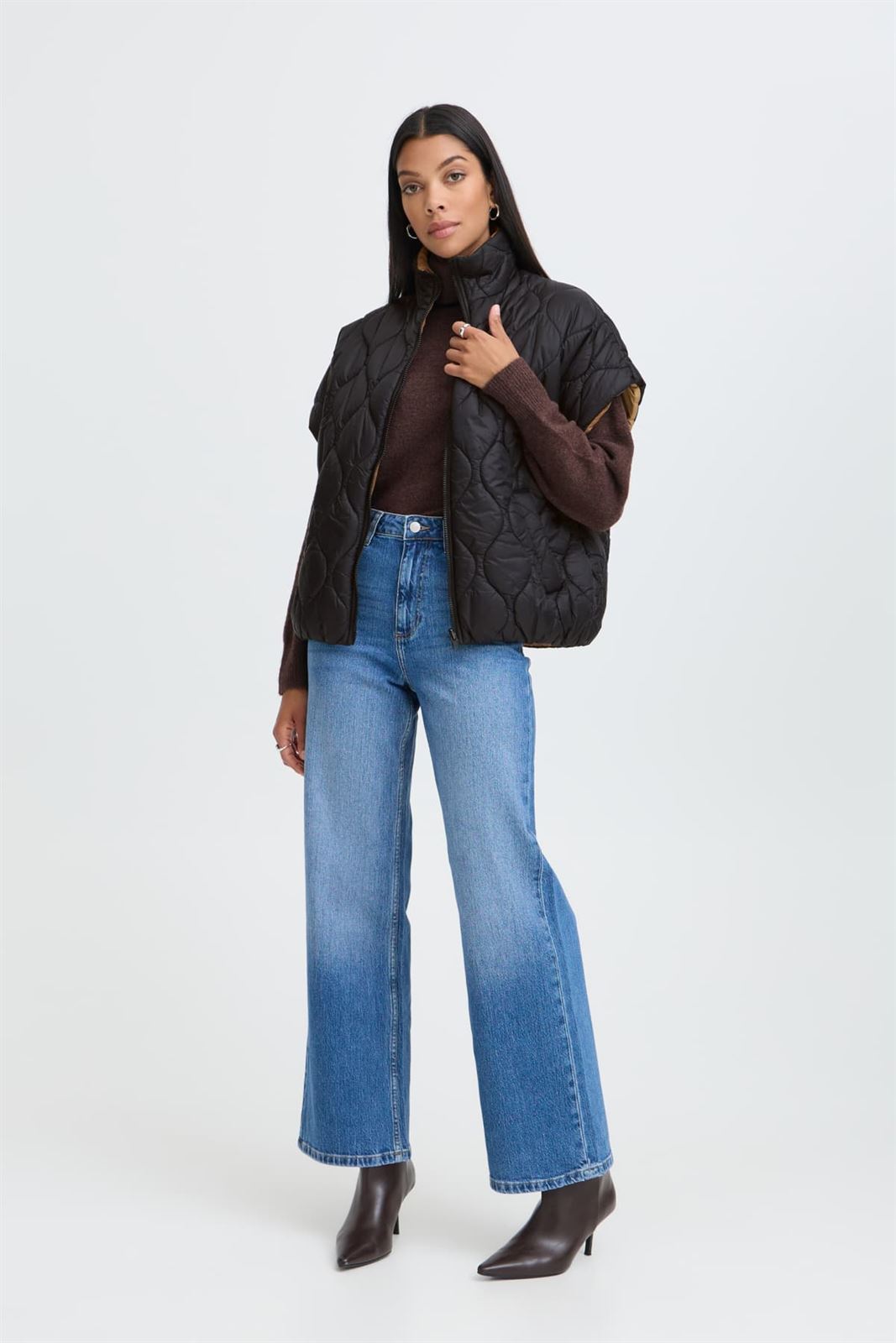 Chaleco Berta reversible acolchado de cuello alto con cremallera B.young - negro y camel - Imagen 1
