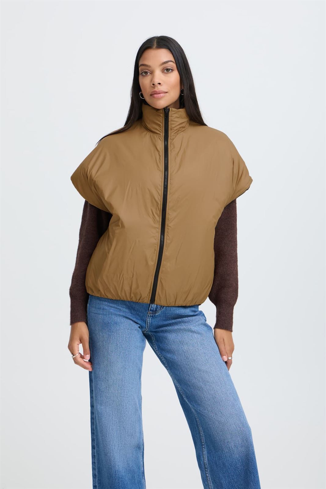 Chaleco Berta reversible acolchado de cuello alto con cremallera B.young - negro y camel - Imagen 2