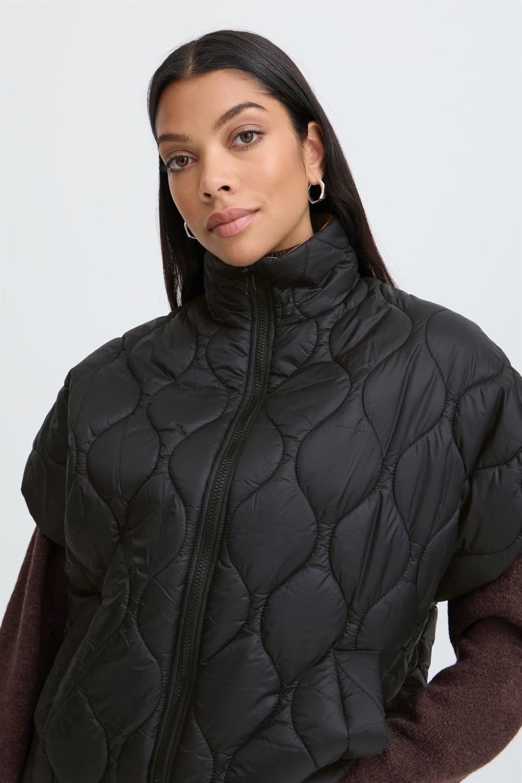 Chaleco Berta reversible acolchado de cuello alto con cremallera B.young - negro y camel - Imagen 4