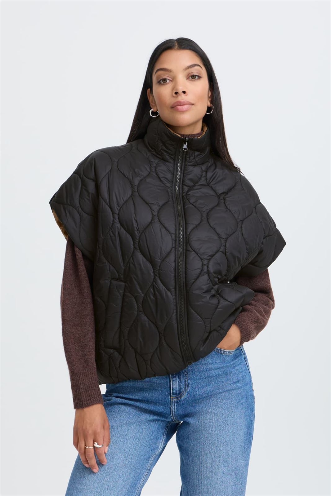 Chaleco Berta reversible acolchado de cuello alto con cremallera B.young - negro y camel - Imagen 7