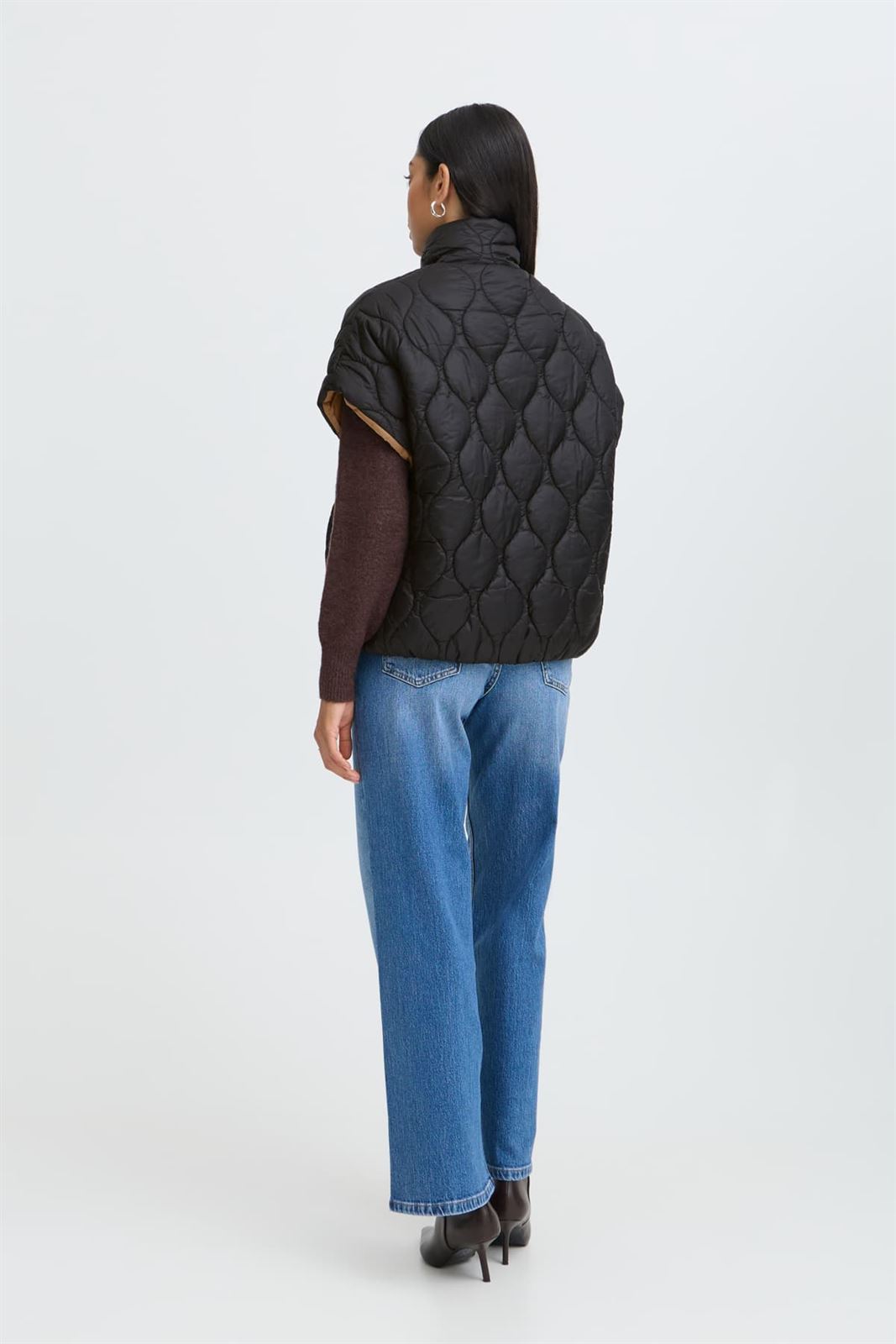 Chaleco Berta reversible acolchado de cuello alto con cremallera B.young - negro y camel - Imagen 8