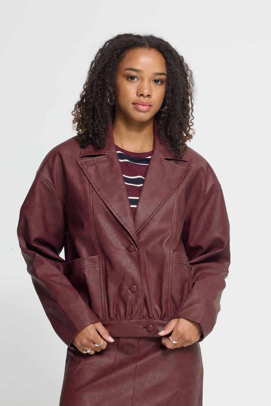 Chaqueta cropped efecto piel, Kanira Ichi - burdeos - Imagen 1