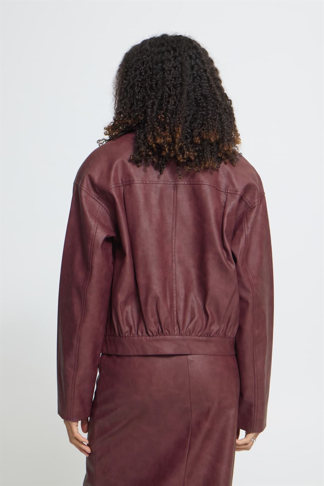 Chaqueta cropped efecto piel, Kanira Ichi - burdeos - Imagen 3