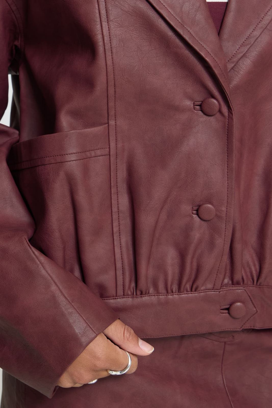 Chaqueta cropped efecto piel, Kanira Ichi - burdeos - Imagen 4