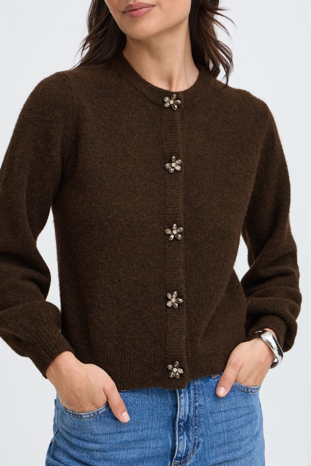 Chaqueta de punto Omea Deco con botones de flor de cristal y mangas globo B.young - marrón chocolate - Imagen 4