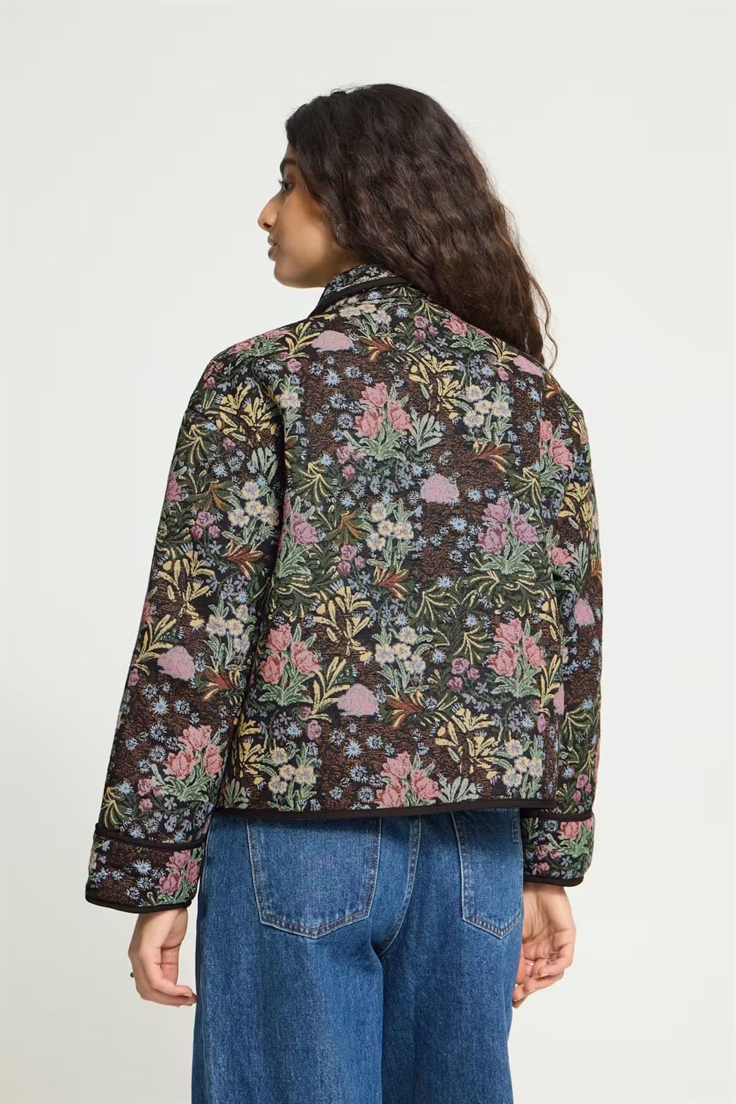 Chaqueta Hulina acolchada de flores estilo tapiz Ichi - negro multicolor - Imagen 11