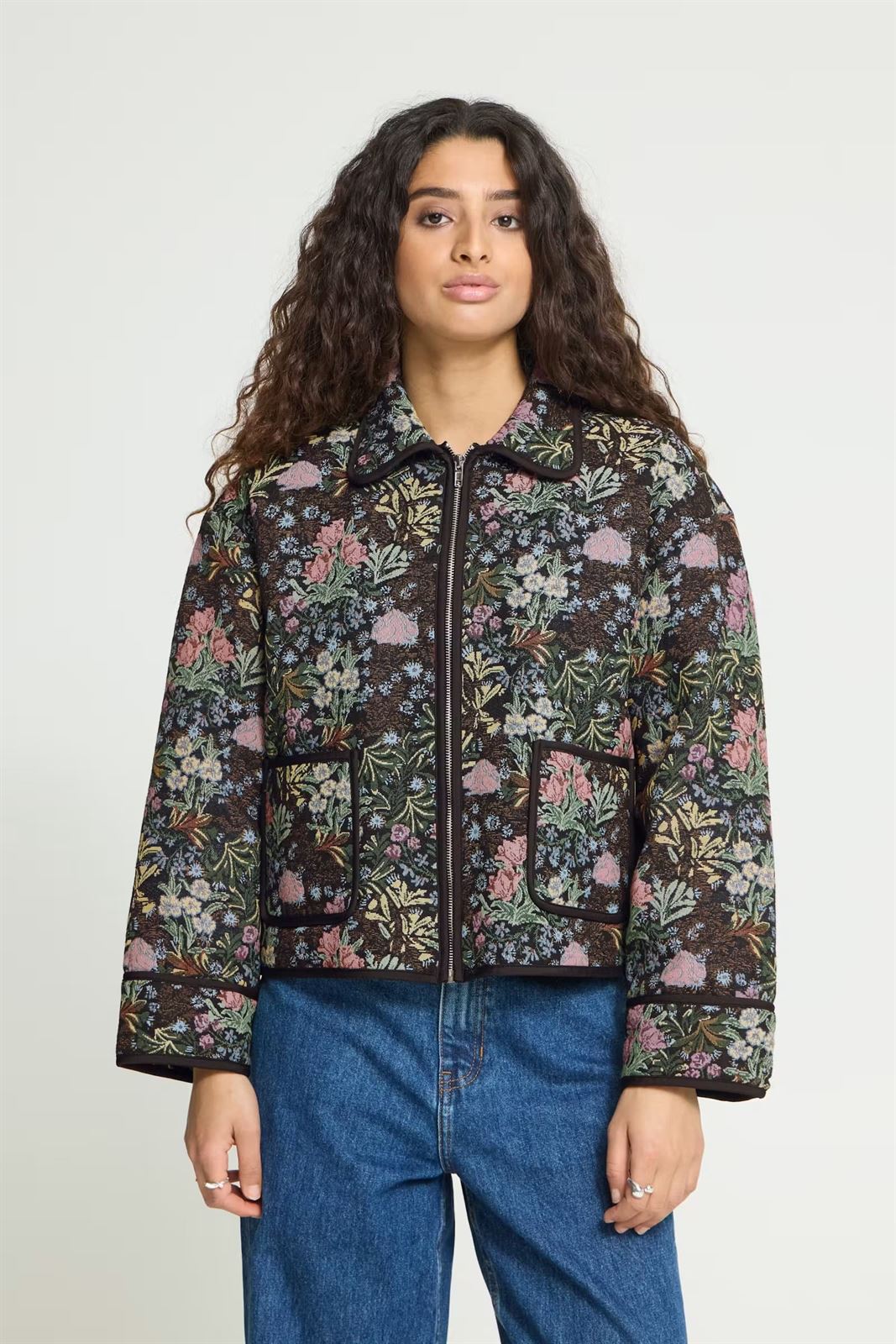 Chaqueta Hulina acolchada de flores estilo tapiz Ichi - negro multicolor - Imagen 10