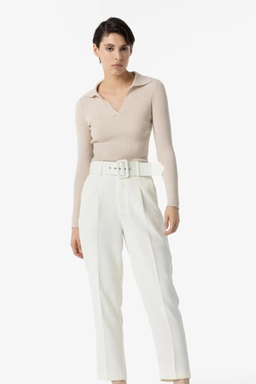 Pantalón con cinturón y textura, Karina - Imagen 1