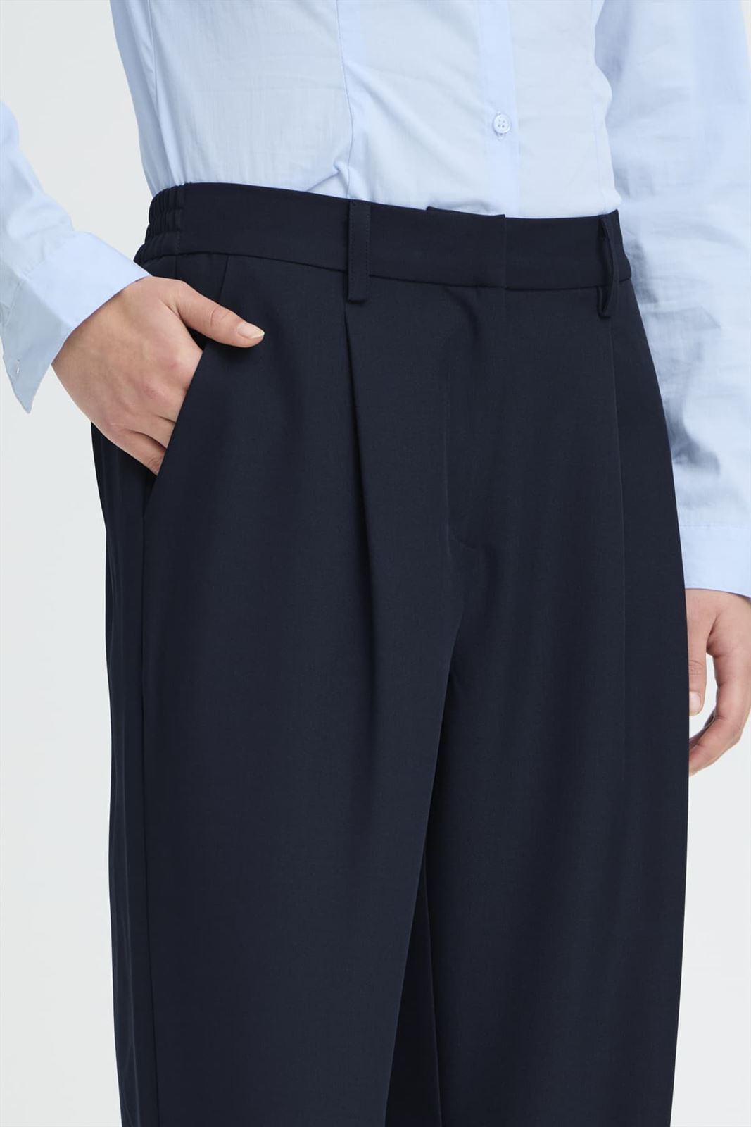 Pantalón Fava Wide de pierna ancha con pinzas Ichi - azul marino - Imagen 2