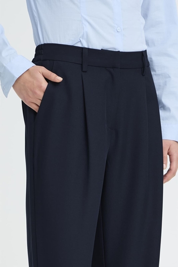Pantalón Fava Wide de pierna ancha con pinzas Ichi - azul marino - Imagen 2