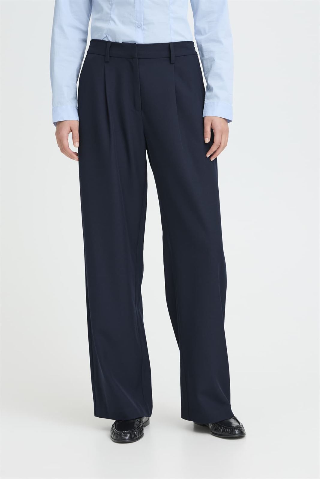 Pantalón Fava Wide de pierna ancha con pinzas Ichi - azul marino - Imagen 4