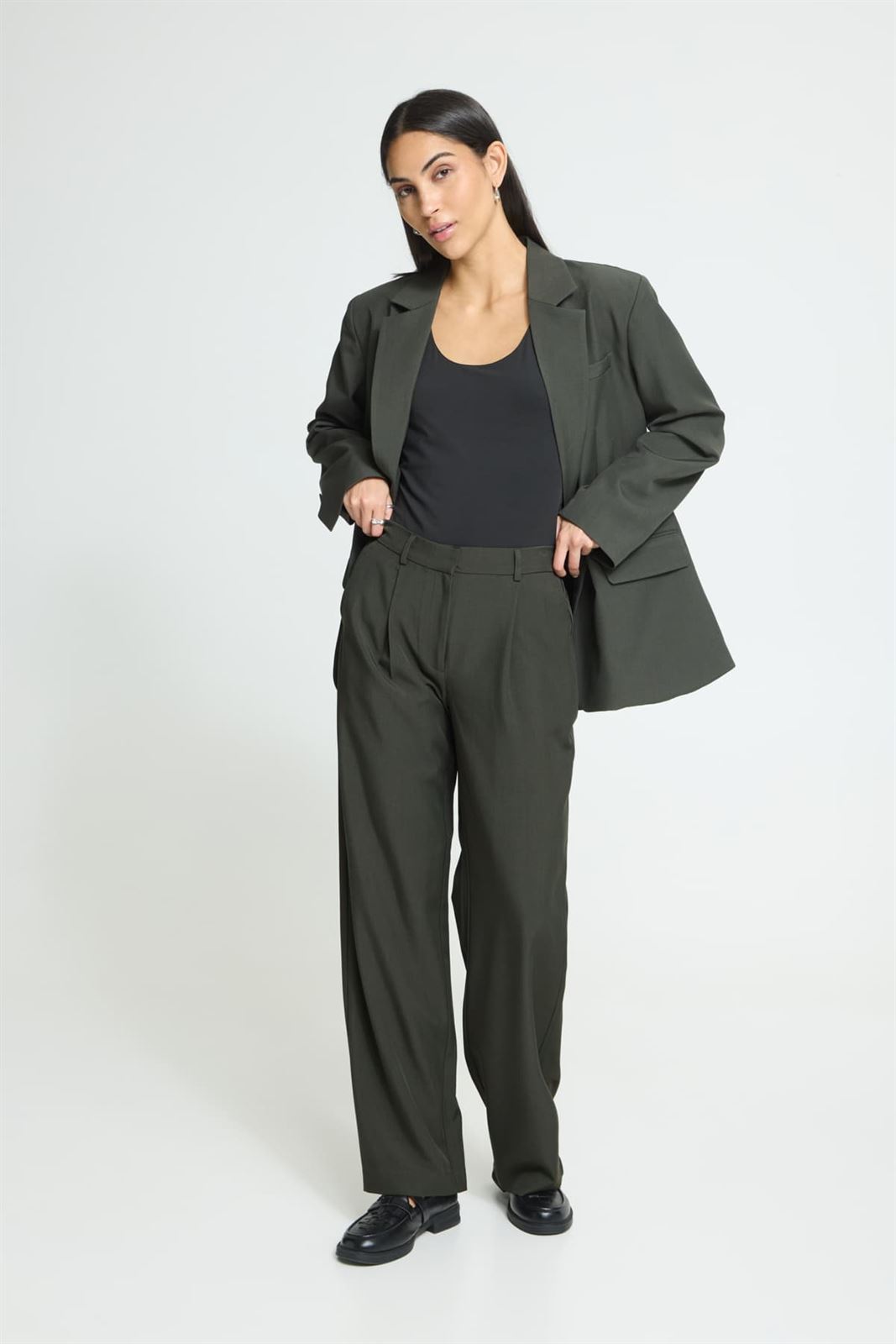 Pantalón Fava Wide de pierna ancha con pinzas Ichi - verde oscuro - Imagen 1