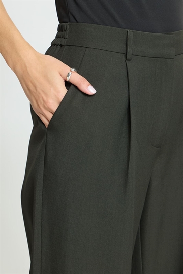 Pantalón Fava Wide de pierna ancha con pinzas Ichi - verde oscuro - Imagen 2