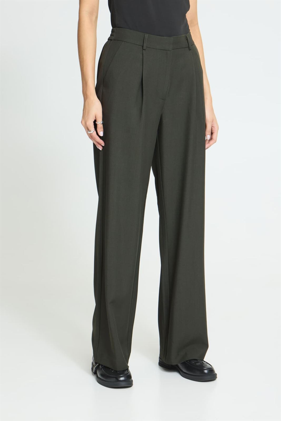 Pantalón Fava Wide de pierna ancha con pinzas Ichi - verde oscuro - Imagen 4