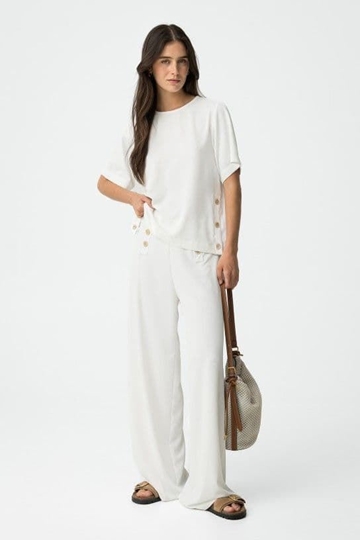 Pantalón fluido blanco de pierna ancha con aplicación de botones, Aethos - Imagen 1
