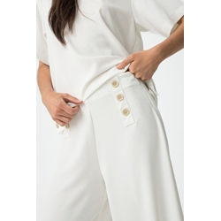 Pantalón fluido blanco de pierna ancha con aplicación de botones, Aethos - Imagen 2