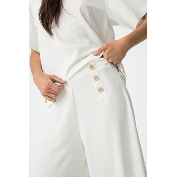 Pantalón fluido blanco de pierna ancha con aplicación de botones, Aethos - Imagen 2